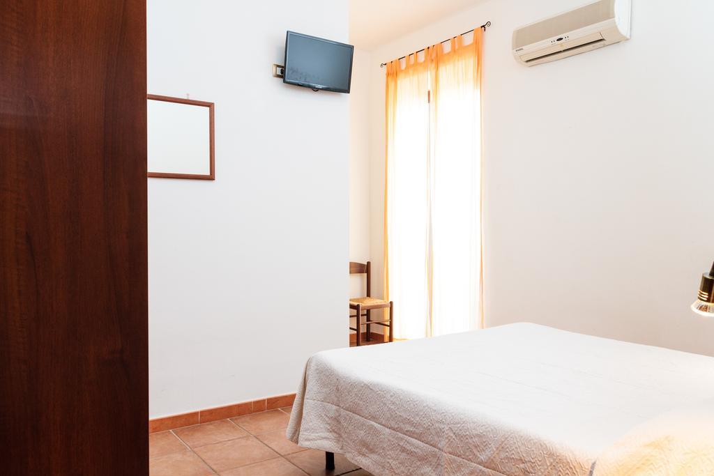 La Mezzanella Guesthouse Porto Torres Ruang foto